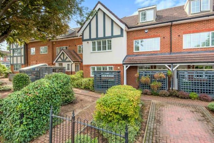 4 Bedroom House To Rent In Worcester Park/ Stoneleigh, KT4