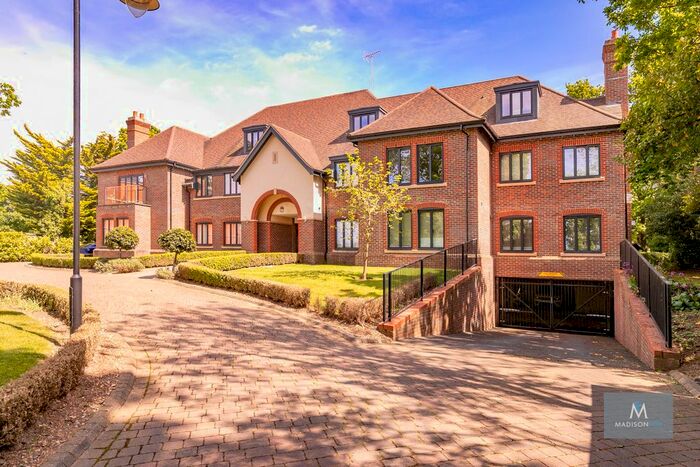 2 Bedroom Flat To Rent In High Road, Chigwell, Essex, IG7