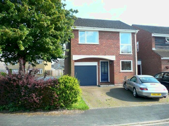 3 Bedroom Link Detached House To Rent In Clevedon Court, Farnborough, GU14