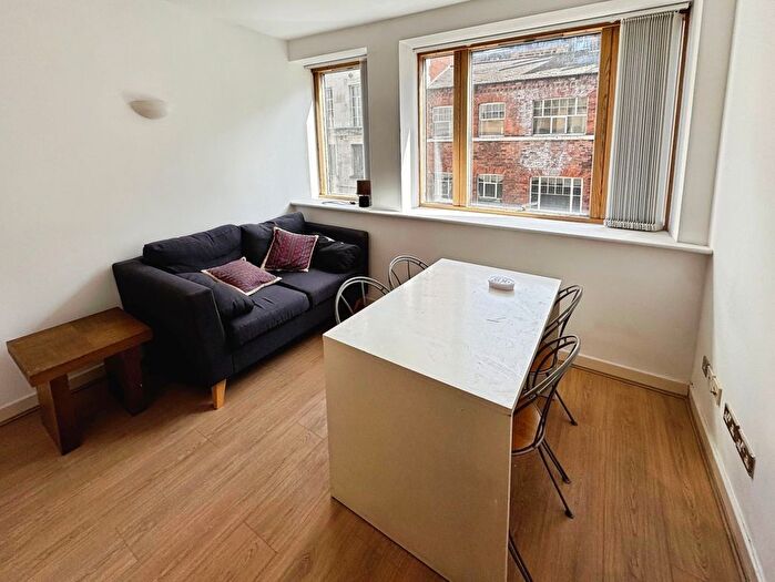 1 Bedroom Flat To Rent In South Parade, Leeds, West Yorkshire, LS1