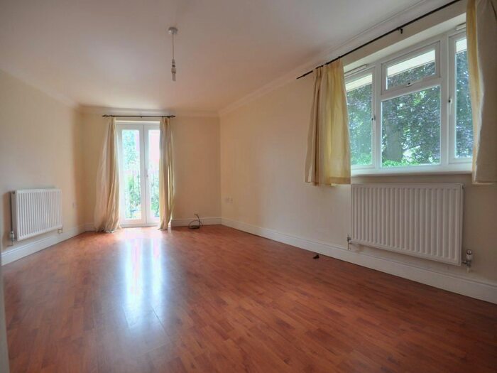 3 Bedroom Flat To Rent In Park House, Pratts Lane, Hersham, Walton-On-Thames, KT12