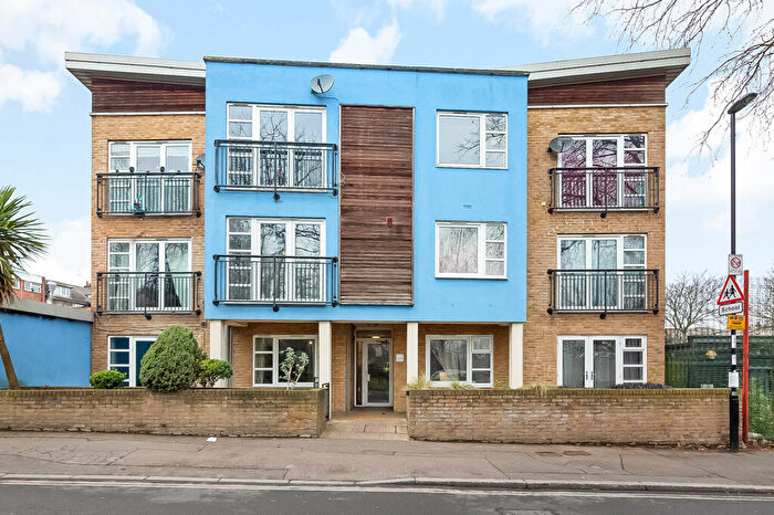 3 Bedroom Flat To Rent In Lucas Street, London, SE8
