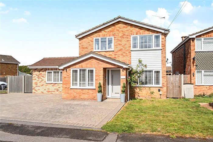 4 Bedroom Detached House For Sale In Kevins Drive, Yateley, Hampshire, GU46