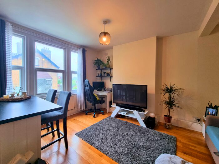 2 Bedroom Flat To Rent In Woodside Green, London, SE25