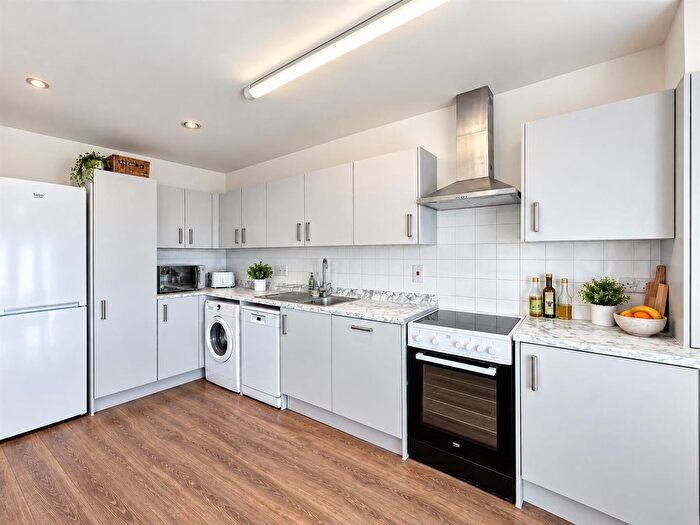 2 Bedroom Flat To Rent In Streamside House, Hatton Road, Feltham, TW14