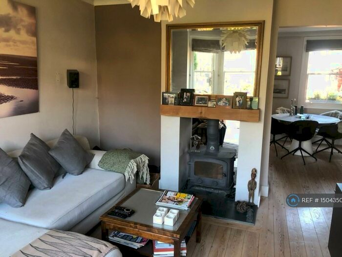 3 Bedroom Detached House To Rent In Gore Road, Burnham, Slough, SL1