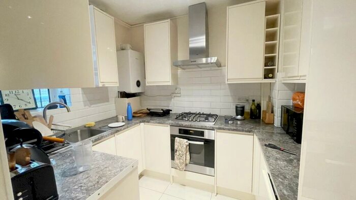 3 Bedroom Flat To Rent In Eastdown House, Amhurst Road, E8