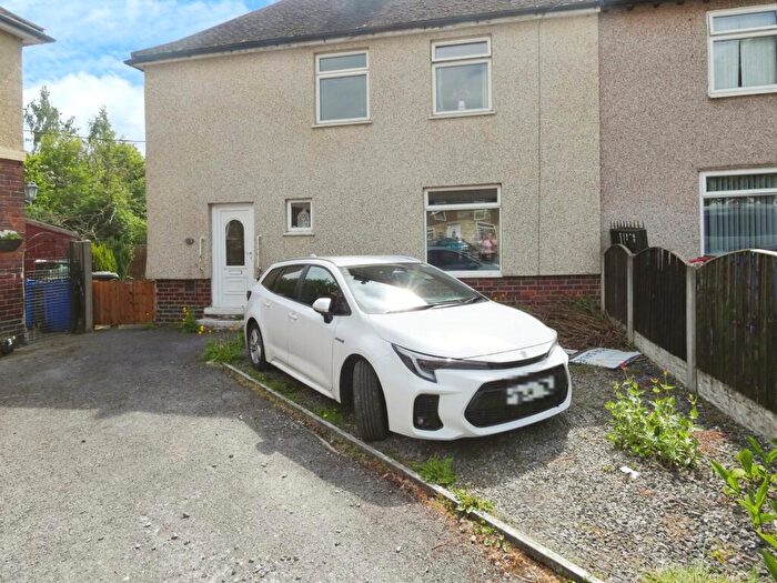 3 Bedroom Semi-Detached House To Rent In Poolsbrook Square, Chesterfield, S43