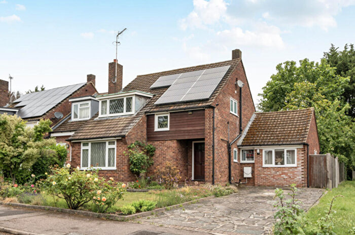 4 Bedroom Detached House For Sale In Lingholm Way, Barnet, EN5