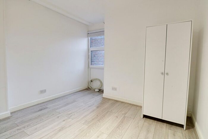 1 Bedroom Studio To Rent In Elgar Lodge, Fair Acres, Bromley, Kent, BR2