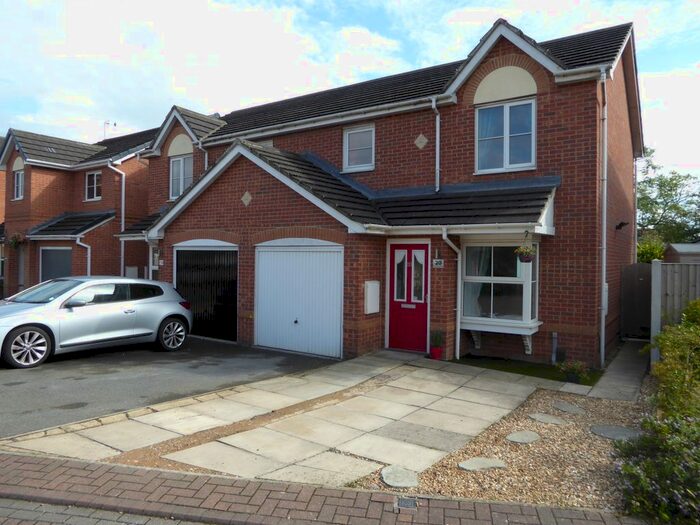 3 Bedroom Semi-Detached House To Rent In Shearburn Close, Ossett, WF5