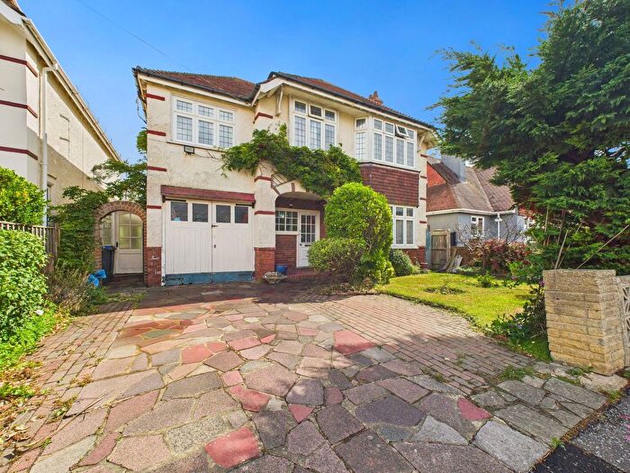 5 Bedroom Detached House For Sale In Wallace Avenue, Worthing, BN11