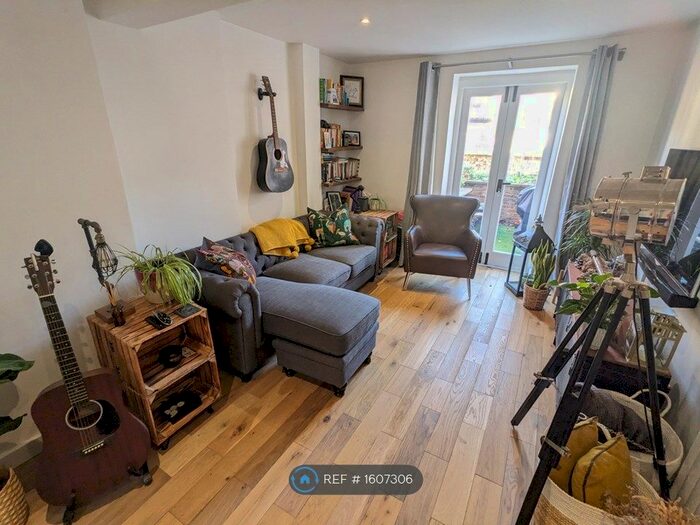 2 Bedroom Flat To Rent In Shacklewell Lane, London, E8