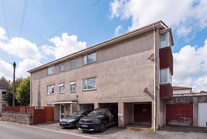 2 Bedroom Flat For Sale In Albert Avenue, Weston-Super-Mare - Garage & Off Street Parking, BS23