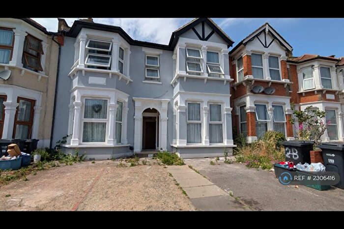 2 Bedroom Flat To Rent In De Vere Gardens, Ilford, IG1