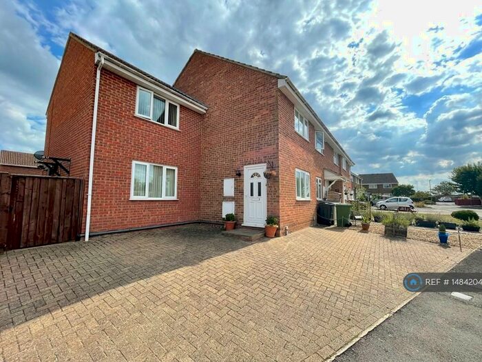 3 Bedroom Semi-Detached House To Rent In Chaffinch Avenue, Frome, BA11