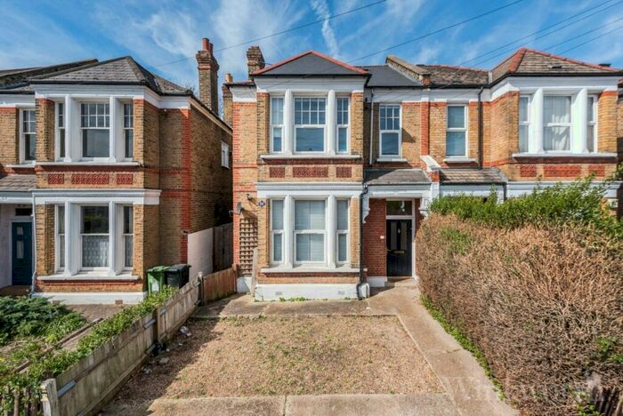 3 Bedroom Apartment To Rent In Carholme Road, London, SE23