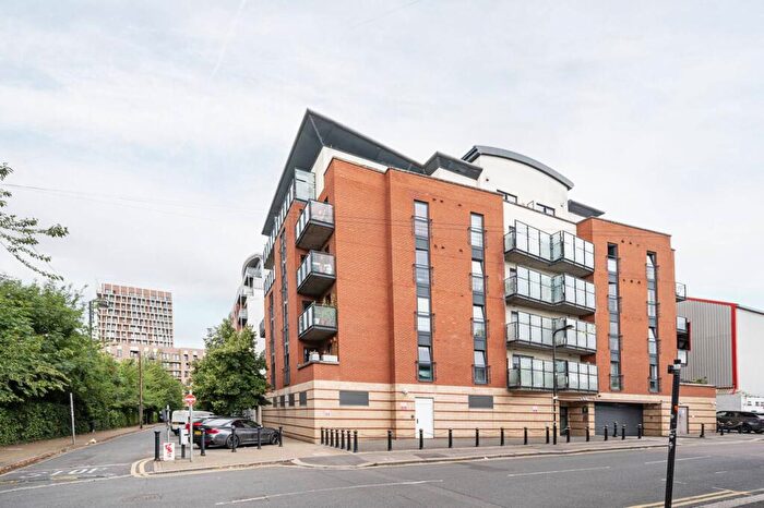 2 Bedroom Flat For Sale In Brisbane Road, Leyton, London, E10