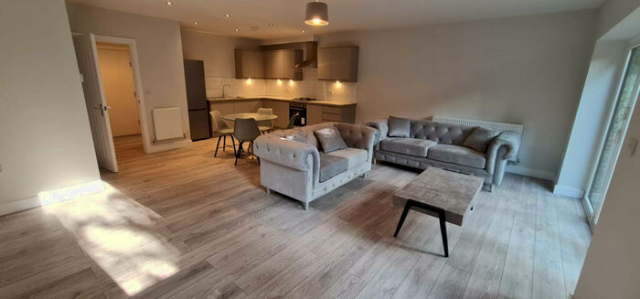 2 Bedroom Apartment To Rent In Kirkstall Lane, Leeds, West Yorkshire, LS5