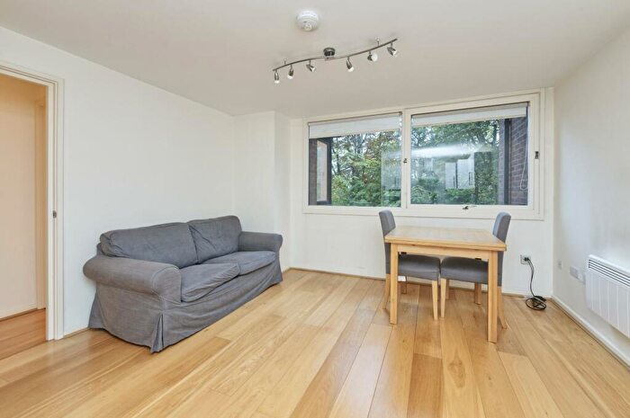 1 Bedroom Flat To Rent In Britten Close, London, NW11