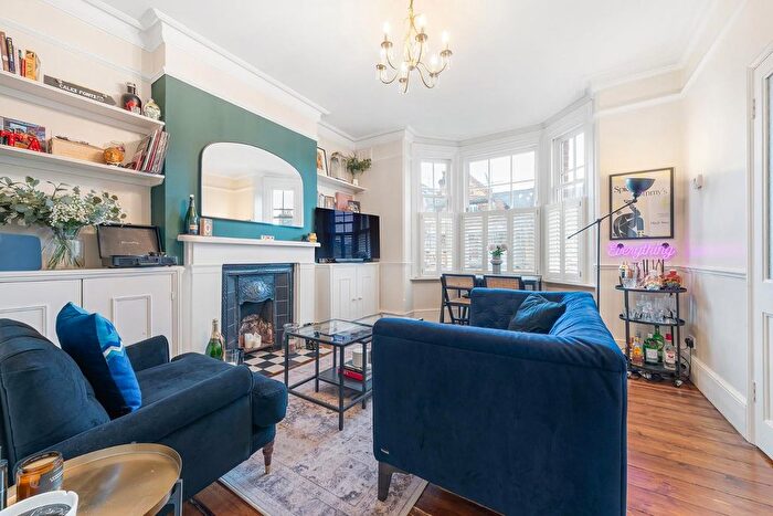 2 Bedroom Flat For Sale In Thornbury Road, SW2