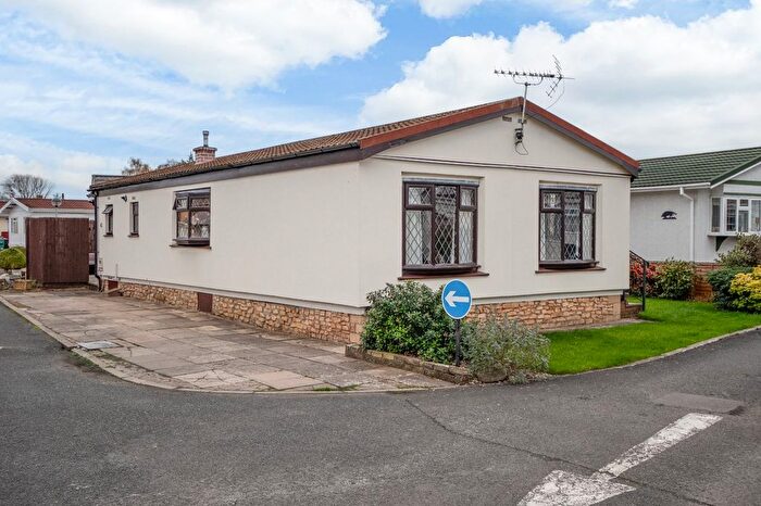 3 Bedroom Mobile/park Home For Sale In Brookside, Broadway, Worcestershire, WR12