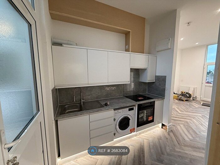 2 Bedroom Flat To Rent In Ashton Lea, Torquay, TQ1