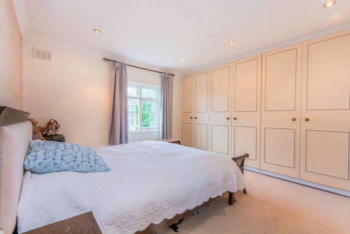 2 Bedroom Flat To Rent In Clifton Hill, St John's Wood, London, NW8