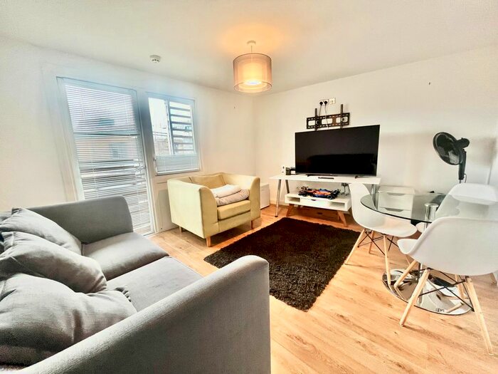 2 Bedroom Flat To Rent In North Crescent, North Street, Leeds, West Yorkshire, LS2