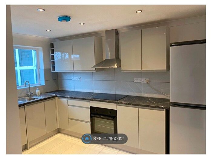 2 Bedroom Flat To Rent In Chilworth Court, Redhill, RH1