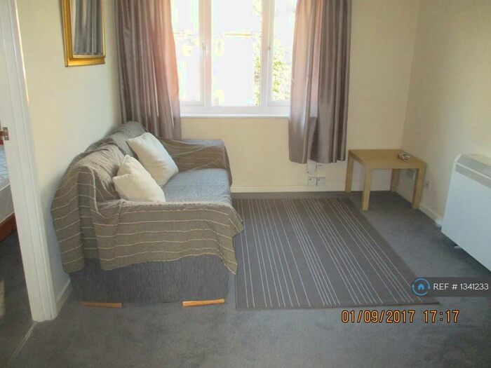 Studio To Rent In Westmoreland Drive, Sutton, SM2