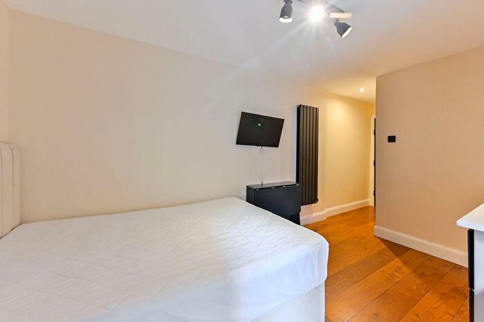 Studio To Rent In Fairholme Road, Barons Court, London, W14