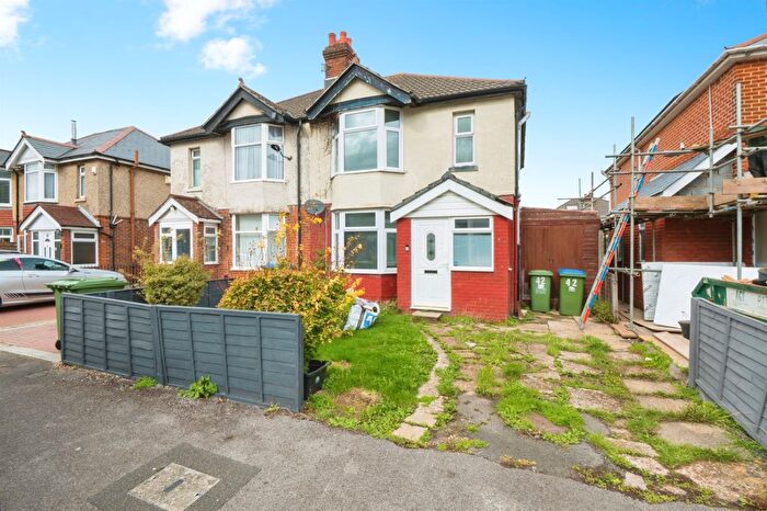 3 Bedroom Semi-Detached House For Sale In South Mill Road, Southampton, SO15