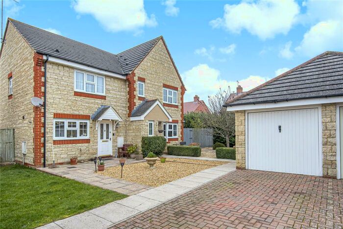 3 Bedroom Semi-Detached House To Rent In Rawdon Way, Faringdon, SN7