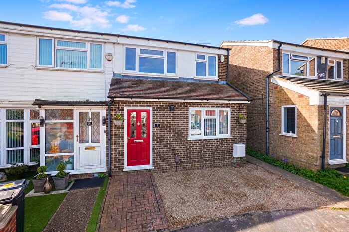 3 Bedroom End Of Terrace House For Sale In Golden Wood Close, Chatham, ME5