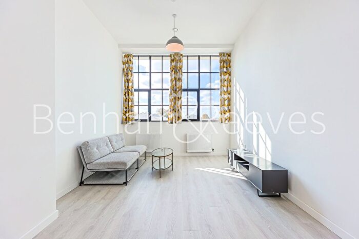 2 Bedroom Flat To Rent In Carnation Gardens, Hayes, UB3