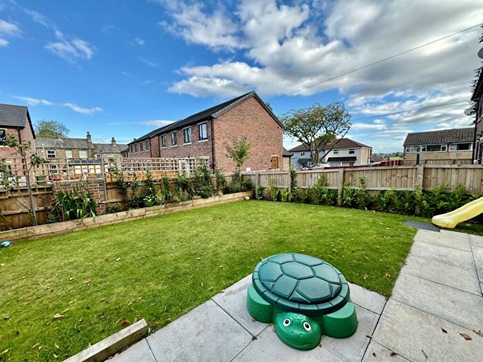 3 Bedroom Semi-Detached House For Sale In Westcliffe Road, Cleckheaton, BD19