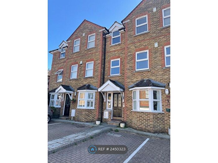 2 Bedroom Flat To Rent In Heather Place, Esher, KT10