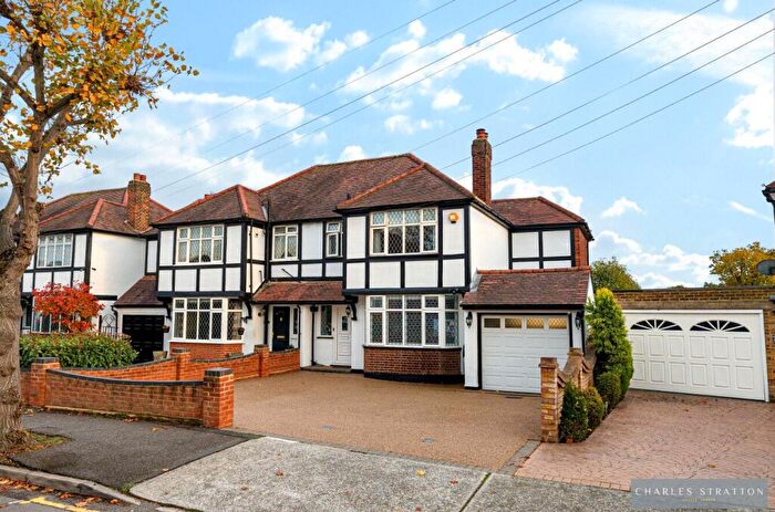 4 Bedroom Semi Detached House For Sale In Mashiters Walk, Marshalls Park, RM1