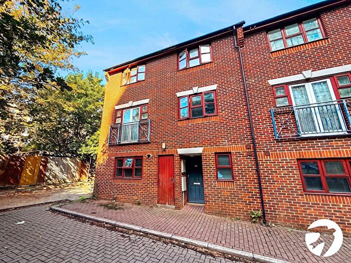 3 Bedroom End Of Terrace House To Rent In Congleton Grove, London, SE18