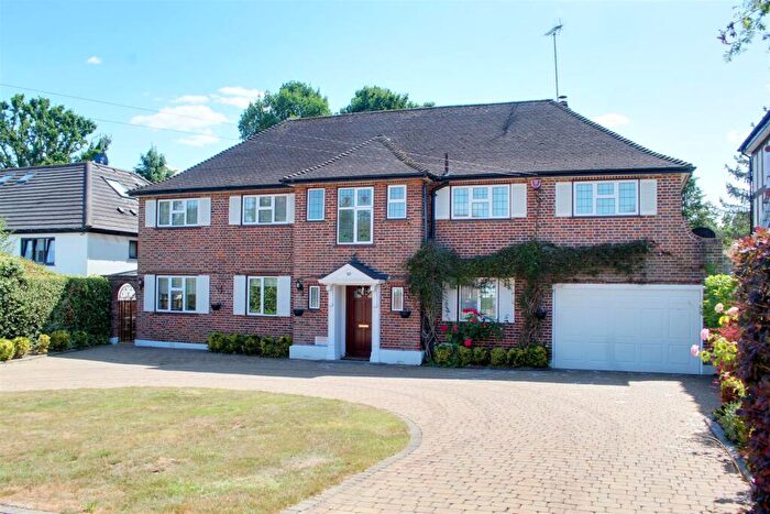 6 Bedroom Detached House For Sale In Mymms Drive, Brookmans Park, AL9