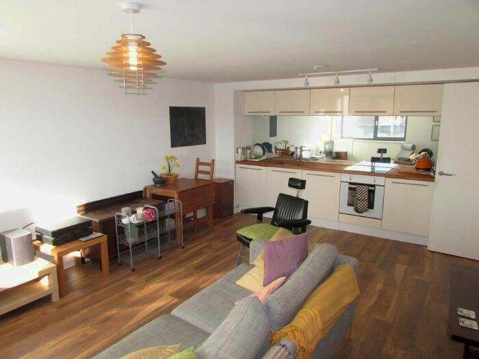 2 Bedroom Flat To Rent In Greenhouse, Beeston, Leeds, LS11