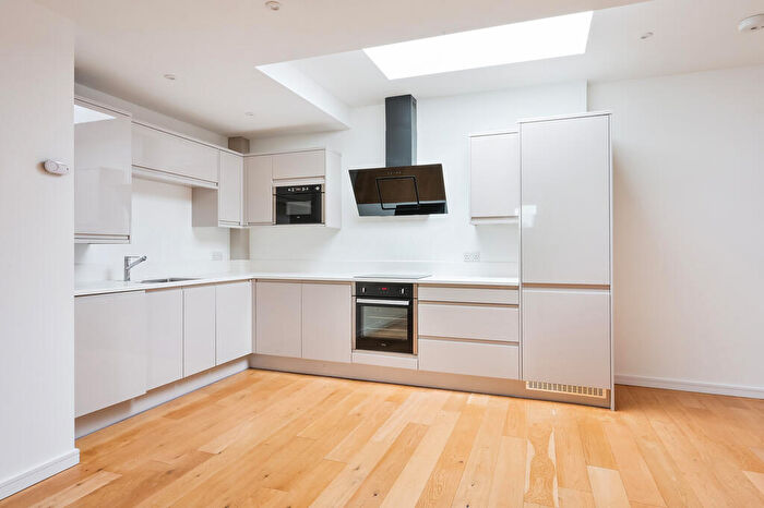 2 Bedroom Flat To Rent In Lime Grove, KT3