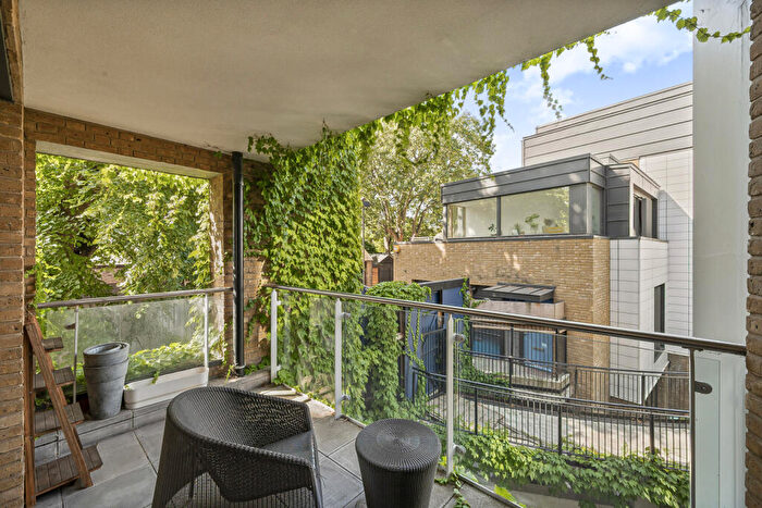 2 Bedroom Apartment For Sale In Canonbury Road, London, N1