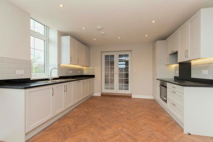 2 Bedroom Flat To Rent In High Street, Shepperton, TW17