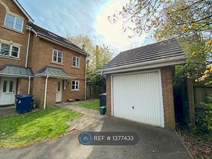 4 Bedroom Semi-Detached House To Rent In Chelsea Gardens, London, W13