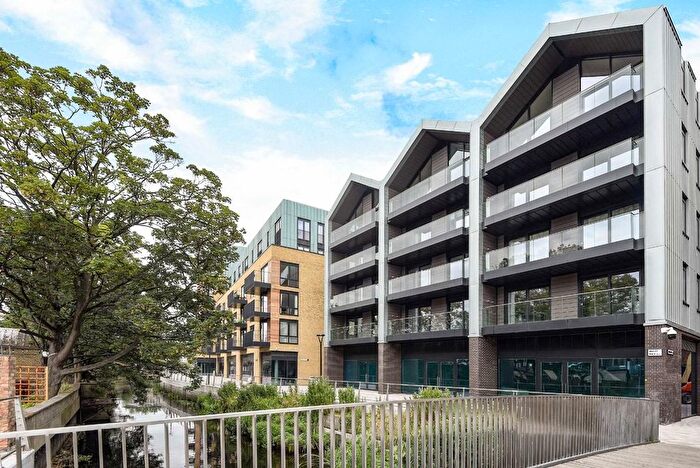 2 Bedroom Flat To Rent In Drapers Yard, Wandsworth, SW18