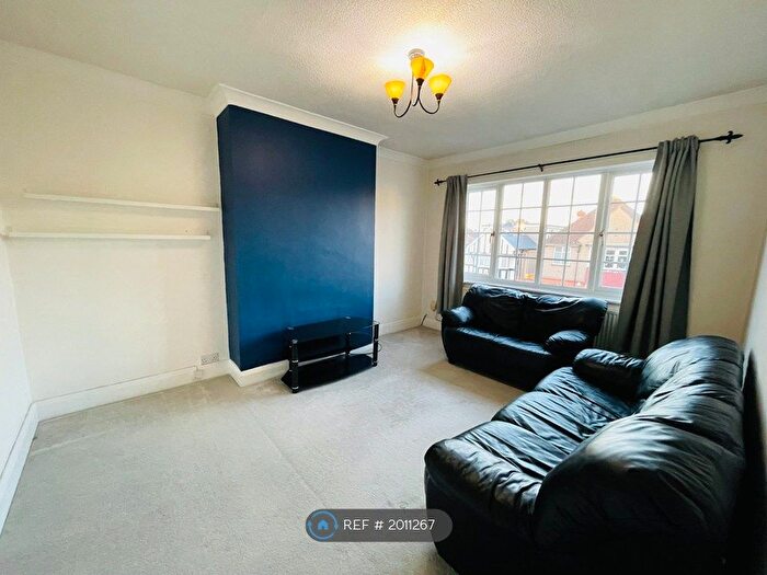 3 Bedroom Flat To Rent In Harrow View, Middlesex, HA1