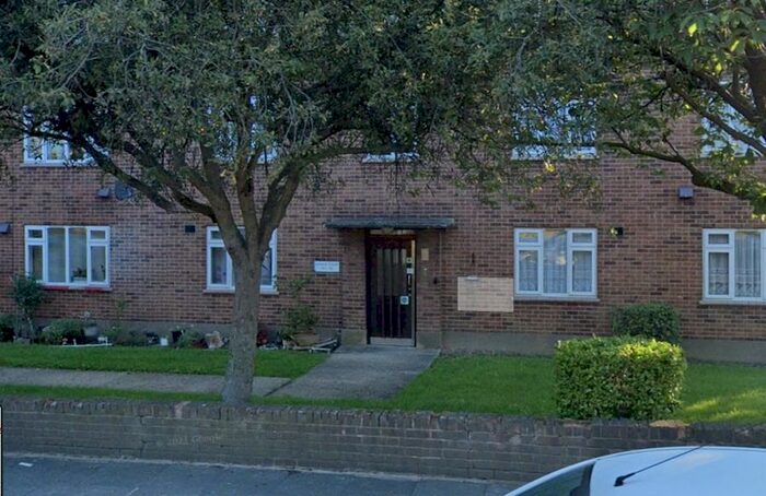 1 Bedroom Flat To Rent In Bedroom Flat Ground Floor Flat, Avenue Court, Claybury Broadway, Ilford, Greater London, IG5