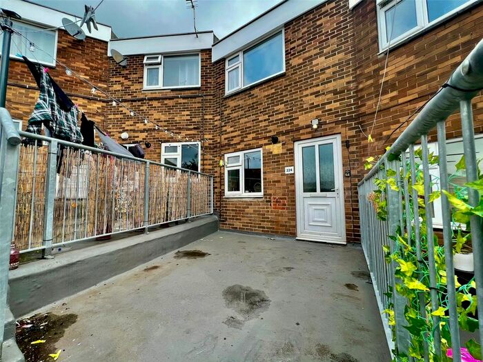 2 Bedroom Flat To Rent In Iveson Drive, Leeds, West Yorkshire, Uk, LS16